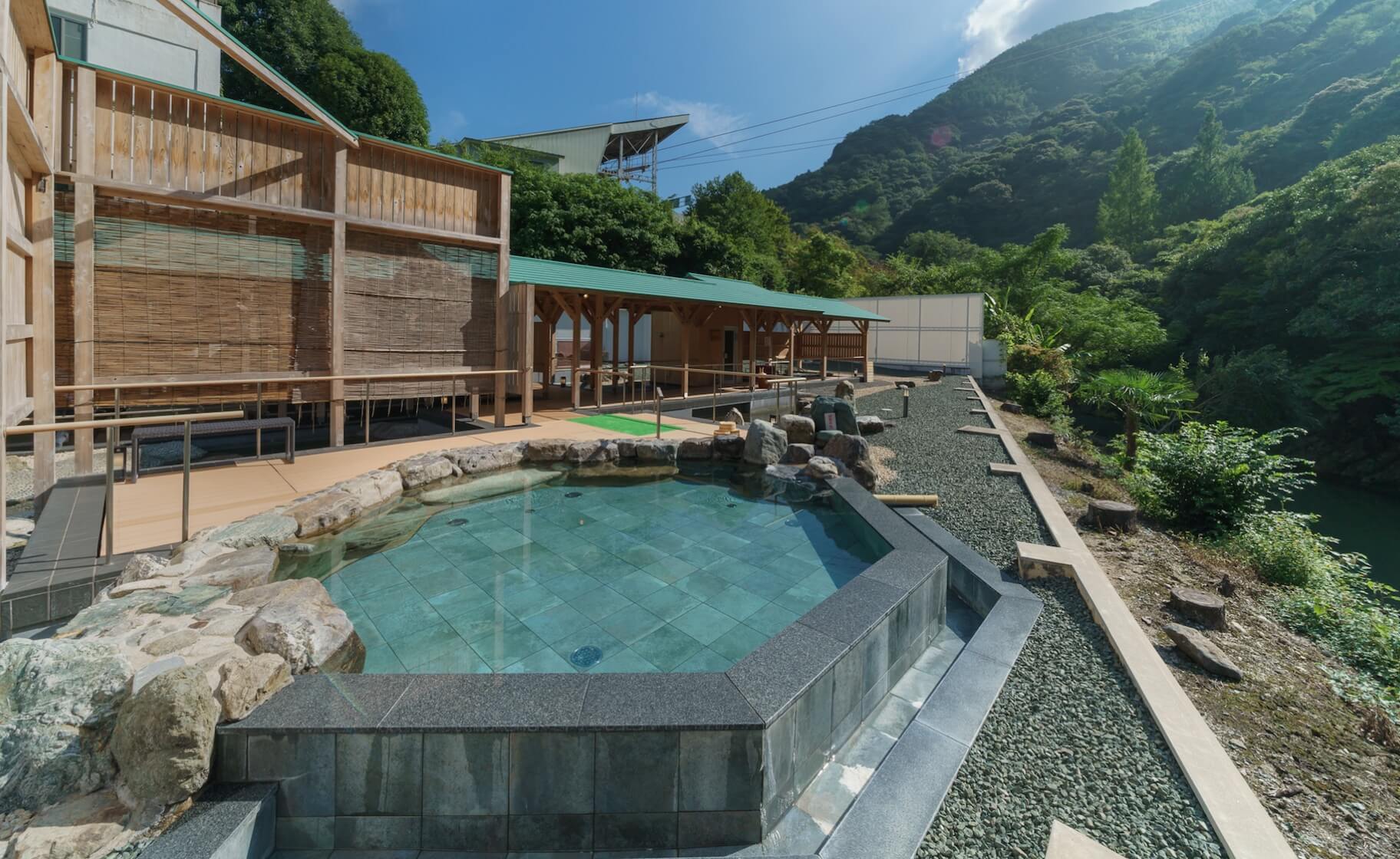 道後温泉から10分・西日本最大級の露天風呂